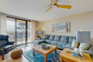 TV, offices - Beachfront getaway with WiFi, pools, hot tub, gym, washer/dryer, & central AC (Hilton Head)