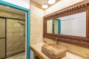 Shower, hair dryer, towels, soap - Terrace with private access and view of Playa Blanca (Puntarenas)