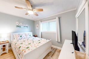 Iron/ironing board, WiFi, bed sheets - Hilton Head Resort condo with AC, pool, hot tub, tennis - near beach & golf (Hilton Head)