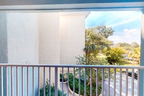 Property grounds - Hilton Head Resort condo with AC, pool, hot tub, tennis - near beach & golf (Hilton Head)