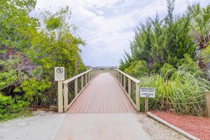Property grounds - Hilton Head Resort condo with AC, pool, hot tub, tennis - near beach & golf (Hilton Head)