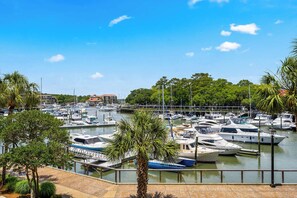 Marina - Waterfront condo with walkable locale, central AC, washer/dryer, & shared pool (Hilton Head)
