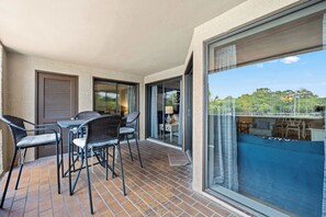 Outdoor dining - Waterfront condo with walkable locale, central AC, washer/dryer, & shared pool (Hilton Head)