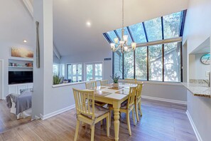 Dining - Open and Airy 3-Bed 2-Bath St. Andrews Villa (Hilton Head)