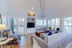 TV, offices - Open and Airy 3-Bed 2-Bath St. Andrews Villa (Hilton Head)
