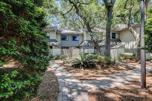 Snowbird/dog-friendly villa with WiFi, 2 patios, & grill + pool/ beach access