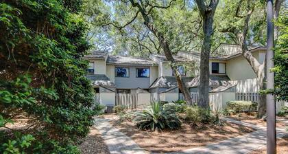 Snowbird/dog-friendly villa with WiFi, 2 patios, & grill + pool/ beach access