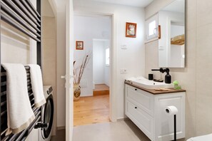 Shower, hair dryer, towels - Apartment 'Unit 1' with Private Terrace, Wi-Fi and Air Conditioning (Gioia del Colle)
