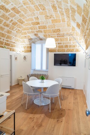 Dining - Apartment 'Unit 1' with Private Terrace, Wi-Fi and Air Conditioning (Gioia del Colle)