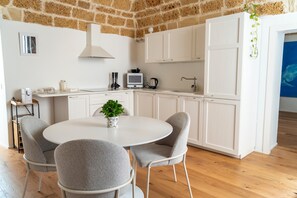 Dining - Apartment 'Unit 1' with Private Terrace, Wi-Fi and Air Conditioning (Gioia del Colle)