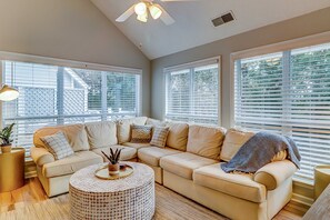 TV, offices - Renovated Island Escape W/ Shared Pools, Easy Beach Access, Fast WiFi & Patio (Hilton Head)