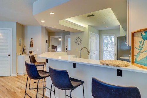 Renovated Island Escape with Shared Pools, Easy Beach Access, Fast WiFi & Patio