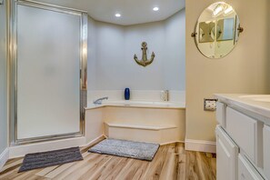 Shower, towels - Renovated Island Escape W/ Shared Pools, Easy Beach Access, Fast WiFi & Patio (Hilton Head)
