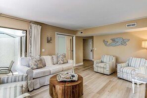 TV, offices - Two-story end condo with private patio, grill, pool, & tennis (Hilton Head)
