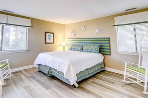 Iron/ironing board, WiFi, bed sheets, wheelchair access - Two-story end condo with private patio, grill, pool, & tennis (Hilton Head)