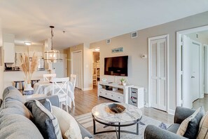 TV, offices - Charming condo with shared pools and hot tub, high-speed WiFi, and central AC (Hilton Head)