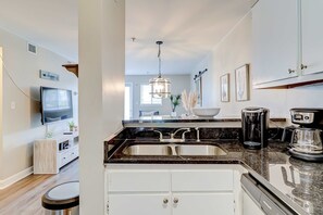 Fridge, microwave, oven, stovetop - Charming condo with shared pools and hot tub, high-speed WiFi, and central AC (Hilton Head)