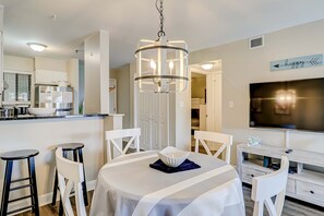 Dining - Charming condo with shared pools and hot tub, high-speed WiFi, and central AC (Hilton Head)