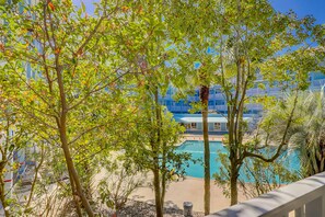 Pool - Charming condo with shared pools and hot tub, high-speed WiFi, and central AC (Hilton Head)