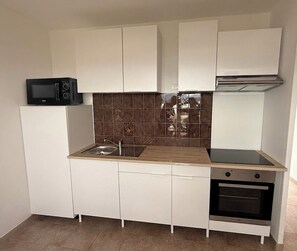 Réfrigérateur, four à micro-ondes, un four, surface de cuisson