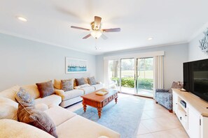 TV, DVD player, offices - Golf-course view condo with central AC, free WiFi & shared pool - walk to beach (Hilton Head)