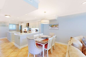 Dining - Golf-course view condo with central AC, free WiFi & shared pool - walk to beach (Hilton Head)