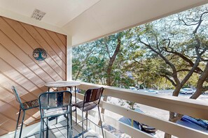 Outdoor dining - 3rd-floor condo with private balcony, AC, W/D, on-site pools, hot tub & tennis (Hilton Head)