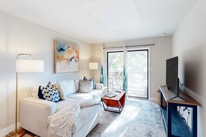 TV, offices - 3rd-floor condo with private balcony, AC, W/D, on-site pools, hot tub & tennis (Hilton Head)