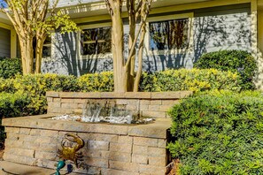 Terrace/patio - 3rd-floor condo with private balcony, AC, W/D, on-site pools, hot tub & tennis (Hilton Head)