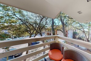 Property grounds - 3rd-floor condo with private balcony, AC, W/D, on-site pools, hot tub & tennis (Hilton Head)