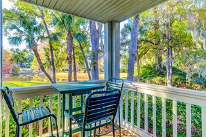 Outdoor dining - Stylish Villa with Fast WiFi, Shared Pool, & Hot Tub - Mile from the Beach (Hilton Head)