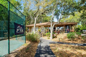 Exterior - Top-Floor Condo at Beach & Tennis Resort | Beachfront Pool & Golf access (Hilton Head Island)