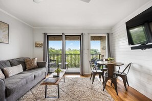 TV, offices - Top-Floor Condo at Beach & Tennis Resort | Beachfront Pool & Golf access (Hilton Head Island)