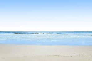 Beach nearby - Top-Floor Condo at Beach & Tennis Resort | Beachfront Pool & Golf access (Hilton Head Island)
