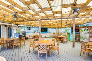 Outdoor dining - Top-Floor Condo at Beach & Tennis Resort | Beachfront Pool & Golf access (Hilton Head Island)