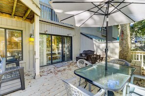 Outdoor dining - Ground Floor Villa, Short Walk to Shared Pool & Beach W/ Fast WiFi & Large Deck (Hilton Head)