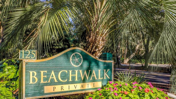 Schild für 'Beachwalk Private' mit der Nummer '125' und einem Kompasssymbol.