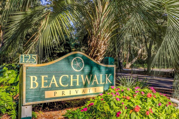 Property grounds - Ground Floor Villa, Short Walk to Shared Pool & Beach W/ Fast WiFi & Large Deck (Hilton Head)