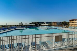 Pool - Renovated condo on the beach with pool, balcony, central AC, W/D, & fitness room (Hilton Head)