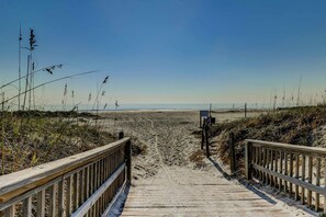 Beach nearby - Renovated condo on the beach with pool, balcony, central AC, W/D, & fitness room (Hilton Head)