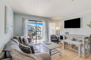 TV, offices - Renovated condo on the beach with pool, balcony, central AC, W/D, & fitness room (Hilton Head)