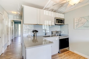 Fridge, microwave, oven, stovetop - Renovated condo on the beach with pool, balcony, central AC, W/D, & fitness room (Hilton Head)