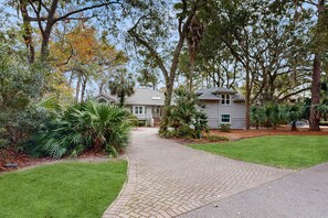 Exterior - Beautiful half-acre estate with private hot tub and passes to the shared pool. (Hilton Head)