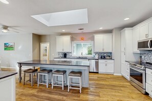 Fridge, microwave, oven, stovetop - Beautiful half-acre estate with private hot tub and passes to the shared pool. (Hilton Head)