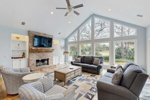 TV, offices - Beautiful half-acre estate with private hot tub and passes to the shared pool. (Hilton Head)