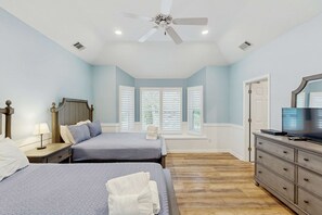WiFi, bed sheets - Beautiful half-acre estate with private hot tub and passes to the shared pool. (Hilton Head)