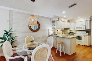 Dining - Mid-Island Retreat | 2 Pools, Hot Tub, 10 Har-Tru Courts | 300 Yards to Beach (Hilton Head)