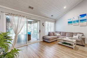 TV, offices - Renovated island townhome near the beach with golf course views (Hilton Head)