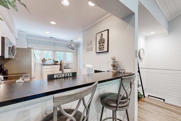 Fridge, microwave, oven, stovetop - Renovated island townhome near the beach with golf course views (Hilton Head)