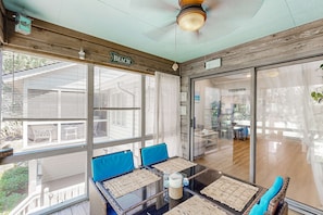 Dining - Renovated island townhome near the beach with golf course views (Hilton Head)